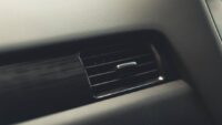 Ukryte kanały w cokołach mebli - równomierne ciepło i świeże powietrze bez remontu