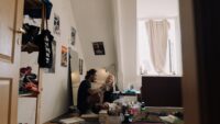 Półki świetlne w oknach - meble, które wprowadzają dzienne światło głębiej do mieszkania [DIY i projekt]