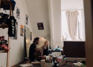 Półki świetlne w oknach - meble, które wprowadzają dzienne światło głębiej do mieszkania [DIY i projekt]