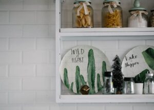 Szafka ziołowa hydroponiczna pod szafką kuchenną - cicha uprawa z automatycznym nawadnianiem i światłem