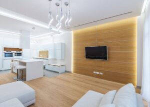 Sufit napinany w mieszkaniu - oświetlenie, akustyka i montaż bez kurzu krok po kroku