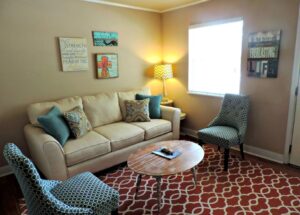 Stolik kawowy z podnoszonym blatem do pracy w salonie - ergonomia, mechanizm i prowadzenie kabli krok po kroku