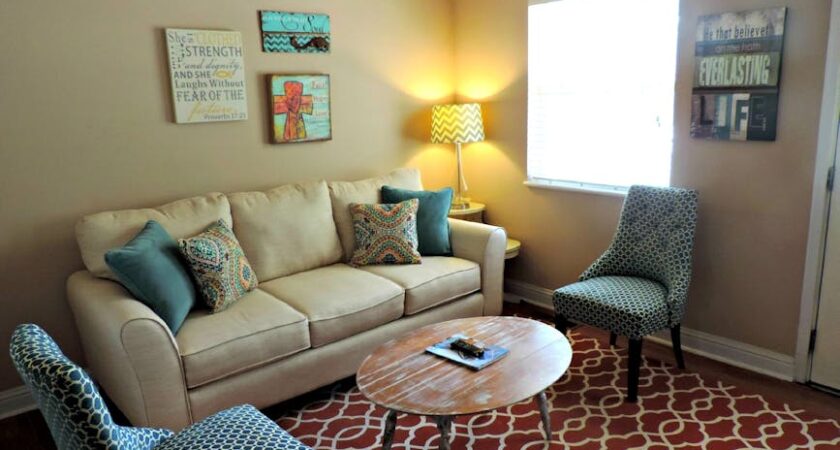 Stolik kawowy z podnoszonym blatem do pracy w salonie - ergonomia, mechanizm i prowadzenie kabli krok po kroku