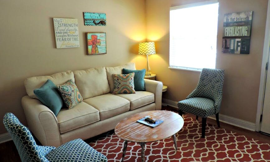 Stolik kawowy z podnoszonym blatem do pracy w salonie - ergonomia, mechanizm i prowadzenie kabli krok po kroku