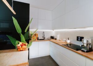 Szuflady cokołowe w kuchni - jak zyskać ukrytą przestrzeń i zamontować je krok po kroku