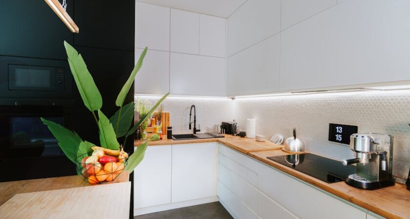 Szuflady cokołowe w kuchni - jak zyskać ukrytą przestrzeń i zamontować je krok po kroku