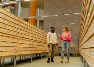 Regał-drzwi na zawiasie pivot w mieszkaniu - projekt, nośność i montaż krok po kroku