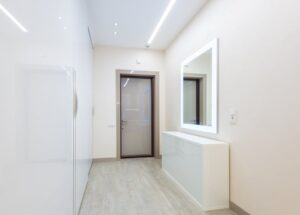 Szafa z drzwiami rolowanymi w wąskim korytarzu - projekt i montaż krok po kroku