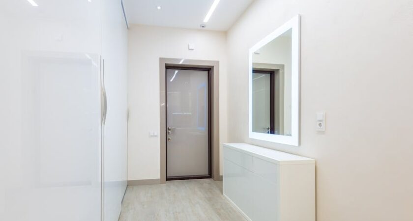 Szafa z drzwiami rolowanymi w wąskim korytarzu - projekt i montaż krok po kroku