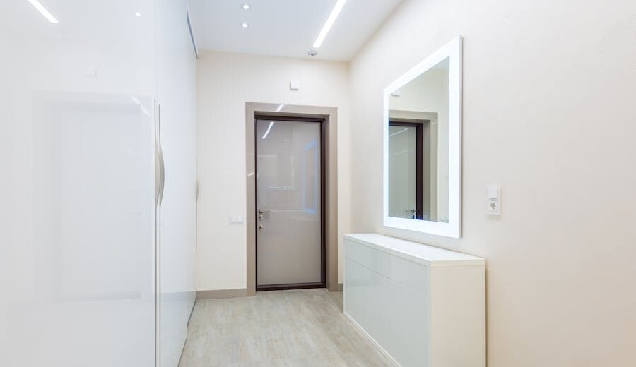 Szafa z drzwiami rolowanymi w wąskim korytarzu - projekt i montaż krok po kroku