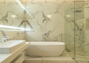 Ścianka z luksferów w mieszkaniu - doświetlenie i prywatność bez wielkiego remontu krok po kroku