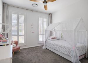 Okiennice wewnętrzne w mieszkaniu - zaciemnienie, akustyka i montaż krok po kroku