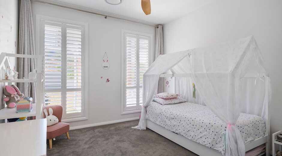 Okiennice wewnętrzne w mieszkaniu - zaciemnienie, akustyka i montaż krok po kroku