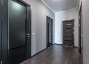 Wyciszenie i doszczelnienie drzwi wejściowych w mieszkaniu - skuteczny upgrade bez wymiany