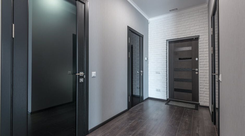 Wyciszenie i doszczelnienie drzwi wejściowych w mieszkaniu - skuteczny upgrade bez wymiany