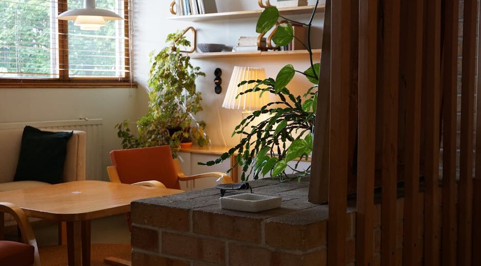 Ściana z lameli na filcu akustycznym w salonie - projekt, akustyka i montaż krok po kroku