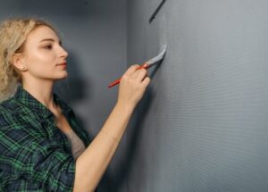 Ściana projekcyjna w salonie - farba, montaż projektora i okablowanie krok po kroku