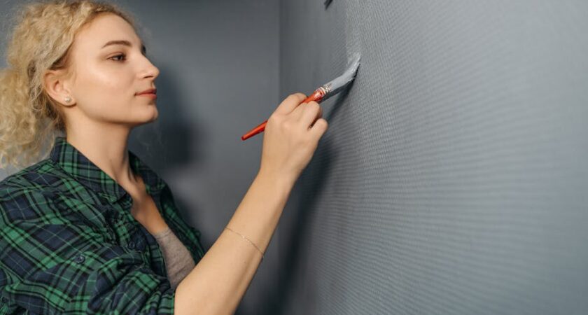 Ściana projekcyjna w salonie - farba, montaż projektora i okablowanie krok po kroku