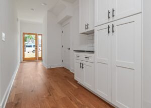 Kuchnia w szafie z frontami pocket door - projekt i montaż krok po kroku