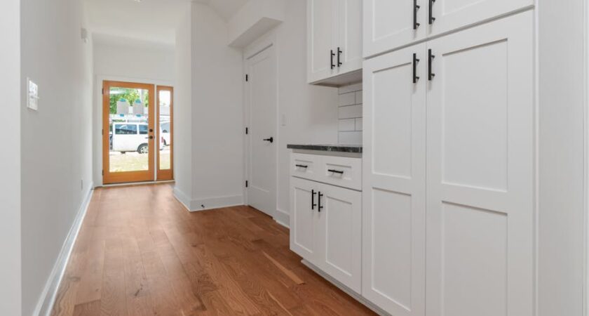 Kuchnia w szafie z frontami pocket door - projekt i montaż krok po kroku