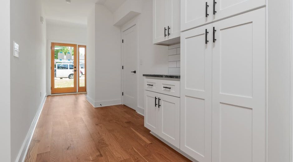 Kuchnia w szafie z frontami pocket door - projekt i montaż krok po kroku