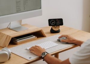 Ukryta ładowarka indukcyjna w blacie - wybór, frezowanie i montaż krok po kroku