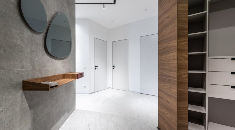 Półka nad drzwiami w mieszkaniu - plan, nośność i montaż krok po kroku