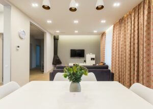 Kieszeń sufitowa na zasłony w mieszkaniu - projekt, wymiary i montaż krok po kroku