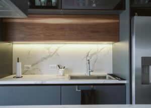 Oświetlenie podszafkowe w kuchni - taśmy LED, profile i montaż krok po kroku