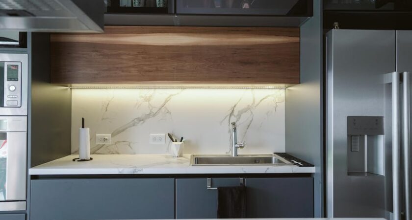 Oświetlenie podszafkowe w kuchni - taśmy LED, profile i montaż krok po kroku