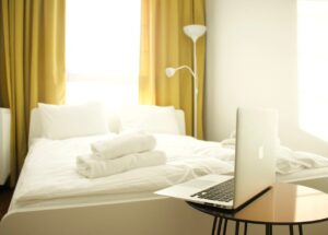 Biuro w szafie (cloffice) - projekt, elektryka i montaż krok po kroku