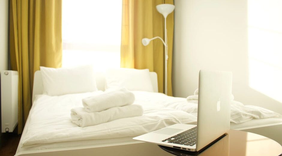 Biuro w szafie (cloffice) - projekt, elektryka i montaż krok po kroku