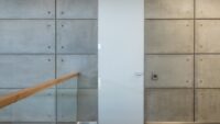 Drzwi kasetowe w mieszkaniu - kiedy warto i jak je zamontować krok po kroku