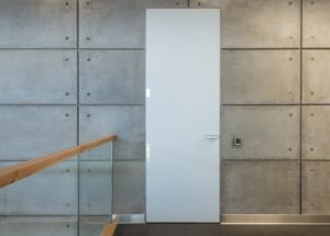 Drzwi kasetowe w mieszkaniu - kiedy warto i jak je zamontować krok po kroku
