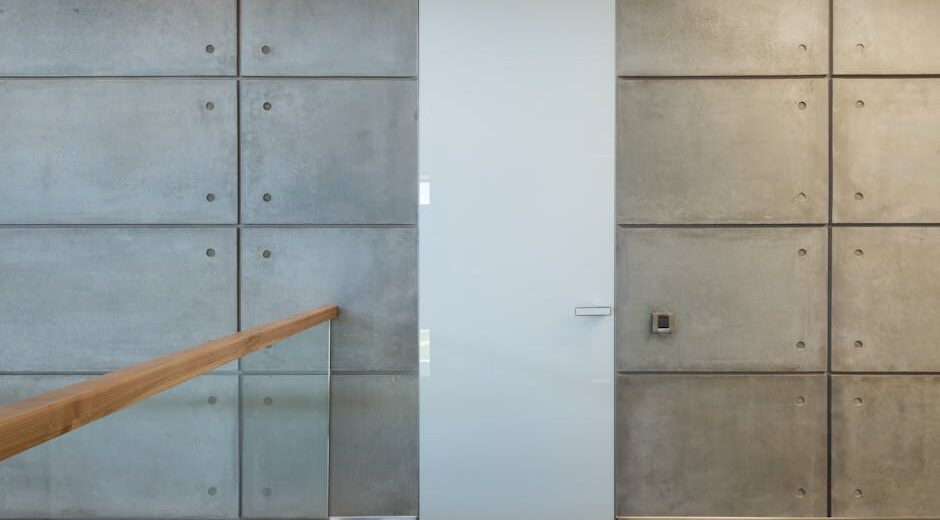 Drzwi kasetowe w mieszkaniu - kiedy warto i jak je zamontować krok po kroku