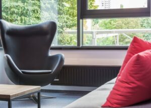 Wewnętrzne okno między pokojami - doświetlenie i montaż w mieszkaniu krok po kroku