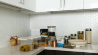 Panel szklany nad blatem w kuchni - projekt, pomiar i montaż na klej krok po kroku